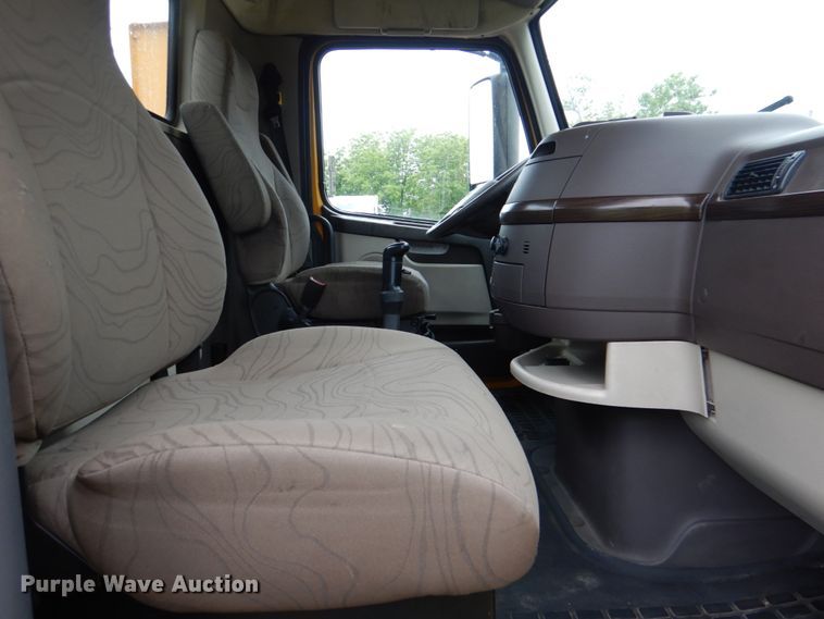 image for item HL9493 2014 Volvo VNL  semi truck