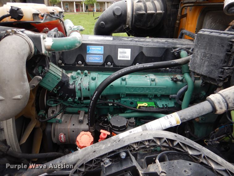 image for item HL9493 2014 Volvo VNL  semi truck