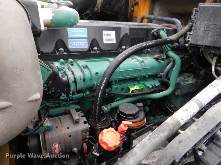 image for item HL9493 2014 Volvo VNL  semi truck