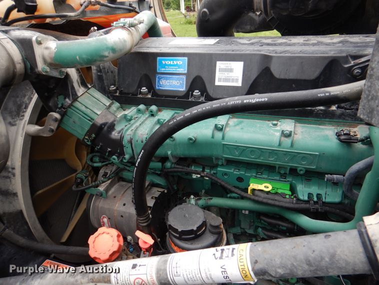 image for item HL9493 2014 Volvo VNL  semi truck