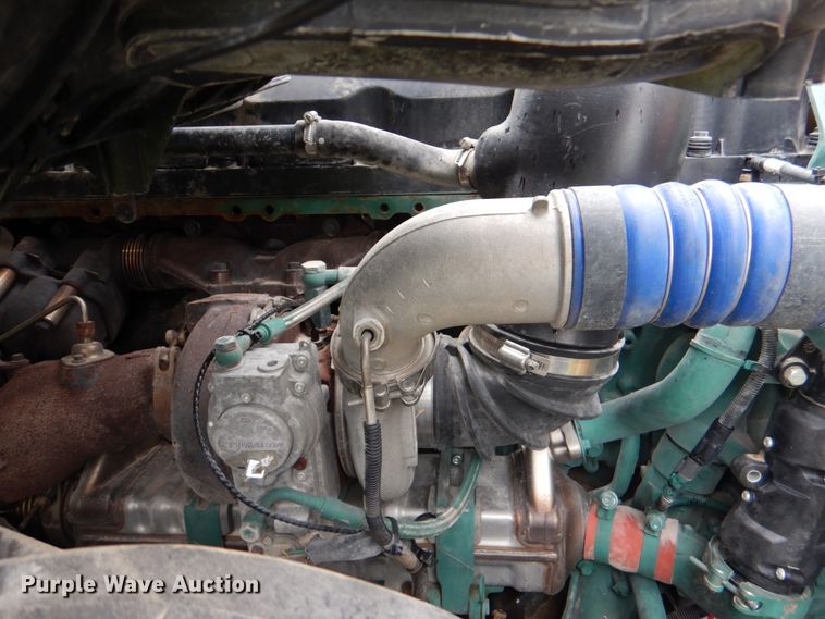 image for item HL9493 2014 Volvo VNL  semi truck