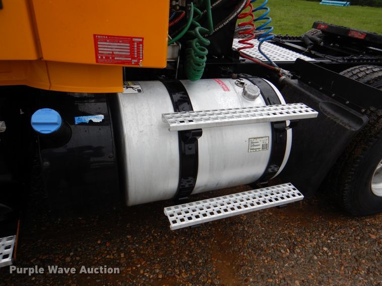 image for item HL9493 2014 Volvo VNL  semi truck