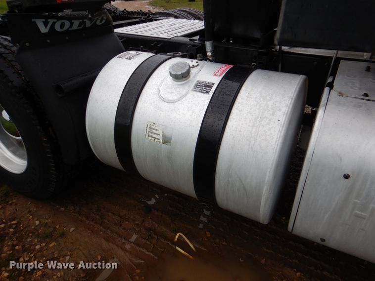 image for item HL9493 2014 Volvo VNL  semi truck