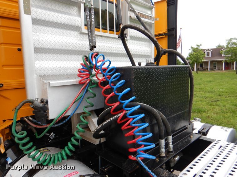 image for item HL9493 2014 Volvo VNL  semi truck