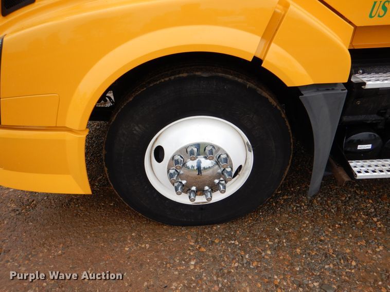 image for item HL9493 2014 Volvo VNL  semi truck