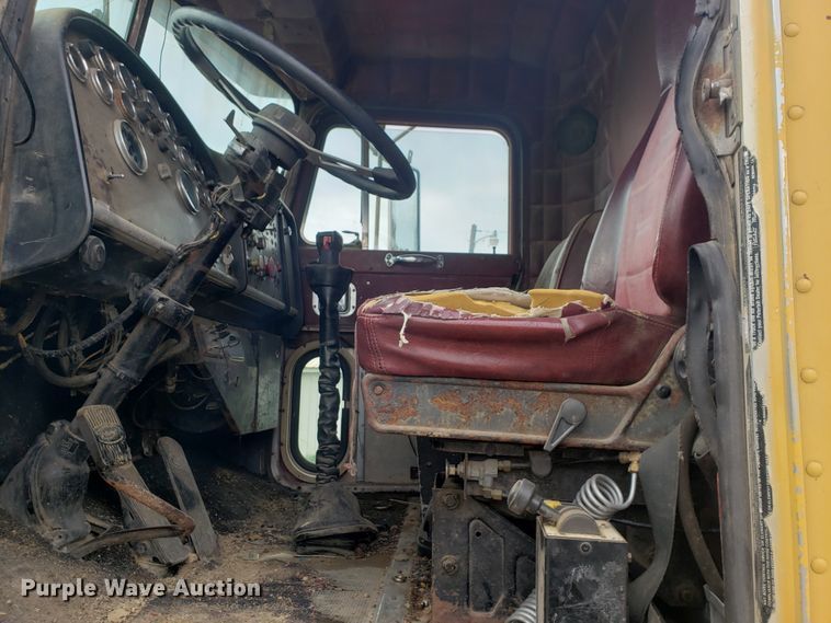 image for item HO9481 1980 Peterbilt 359  semi truck