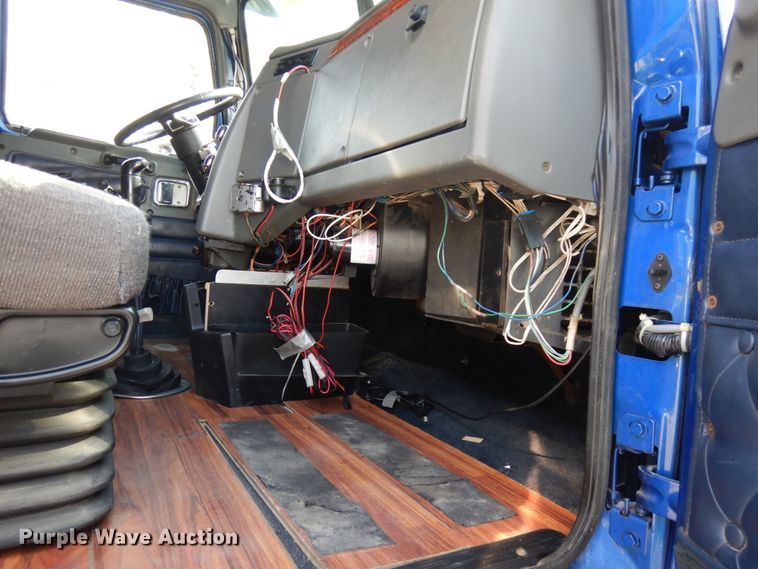 image for item HR9234 2009 Western Star 4900EX  semi truck