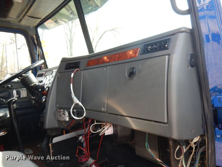 image for item HR9234 2009 Western Star 4900EX  semi truck