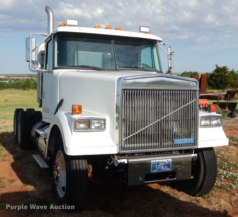 image for item HS9686 1993 White GMC WCM  semi truck