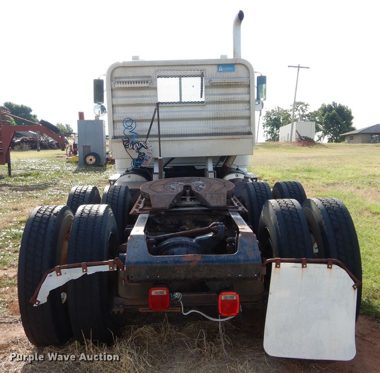image for item HS9686 1993 White GMC WCM  semi truck