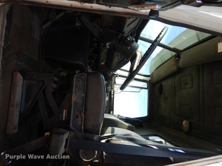 image for item HS9686 1993 White GMC WCM  semi truck