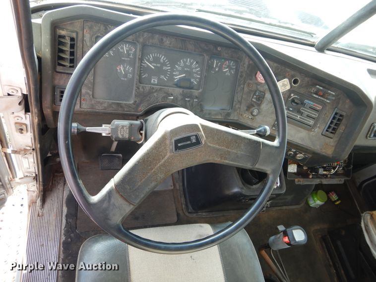 image for item HS9686 1993 White GMC WCM  semi truck