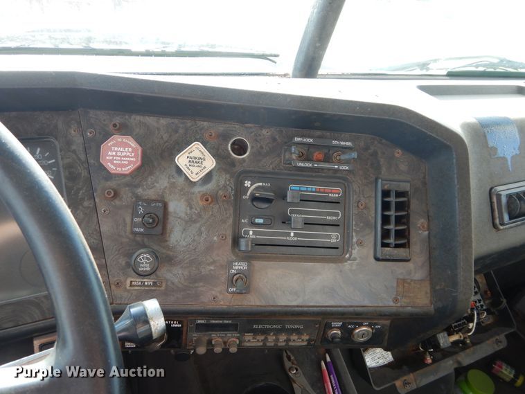 image for item HS9686 1993 White GMC WCM  semi truck