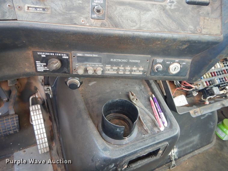 image for item HS9686 1993 White GMC WCM  semi truck