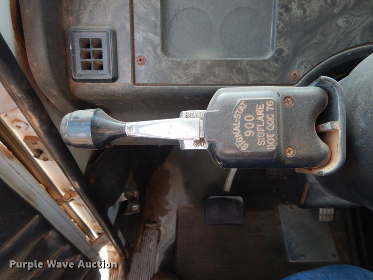 image for item HS9686 1993 White GMC WCM  semi truck