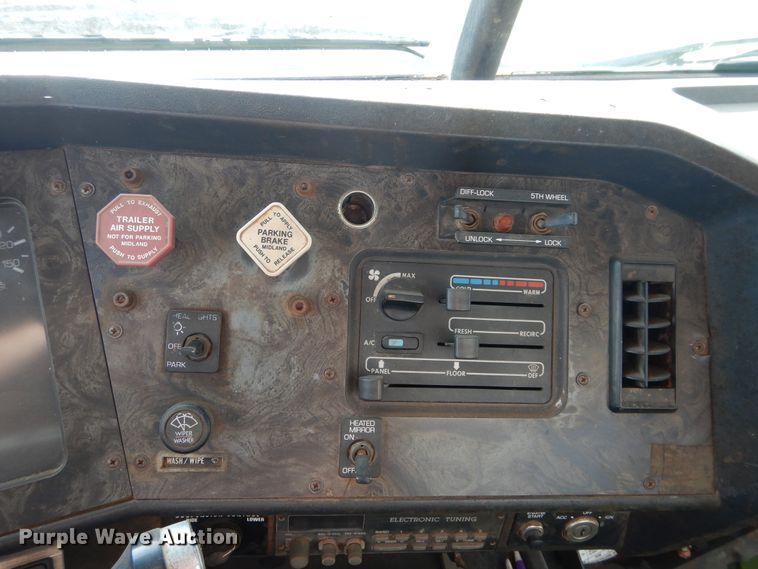 image for item HS9686 1993 White GMC WCM  semi truck