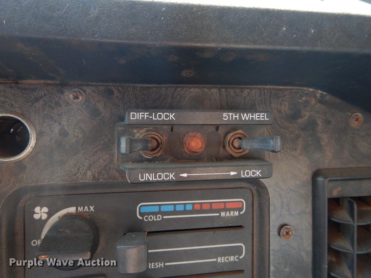 image for item HS9686 1993 White GMC WCM  semi truck