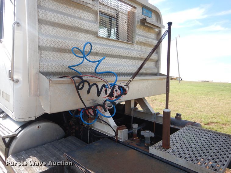 image for item HS9686 1993 White GMC WCM  semi truck