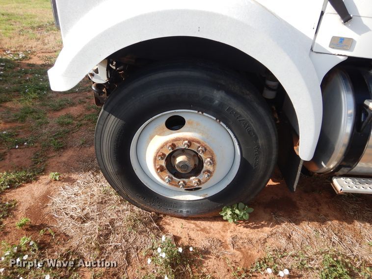 image for item HS9686 1993 White GMC WCM  semi truck