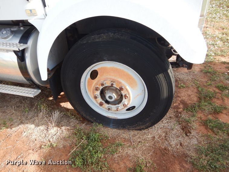 image for item HS9686 1993 White GMC WCM  semi truck