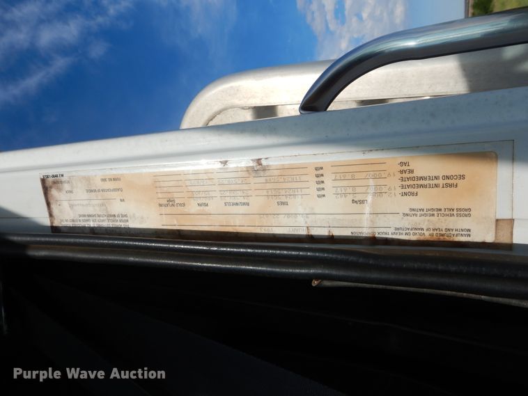 image for item HS9686 1993 White GMC WCM  semi truck