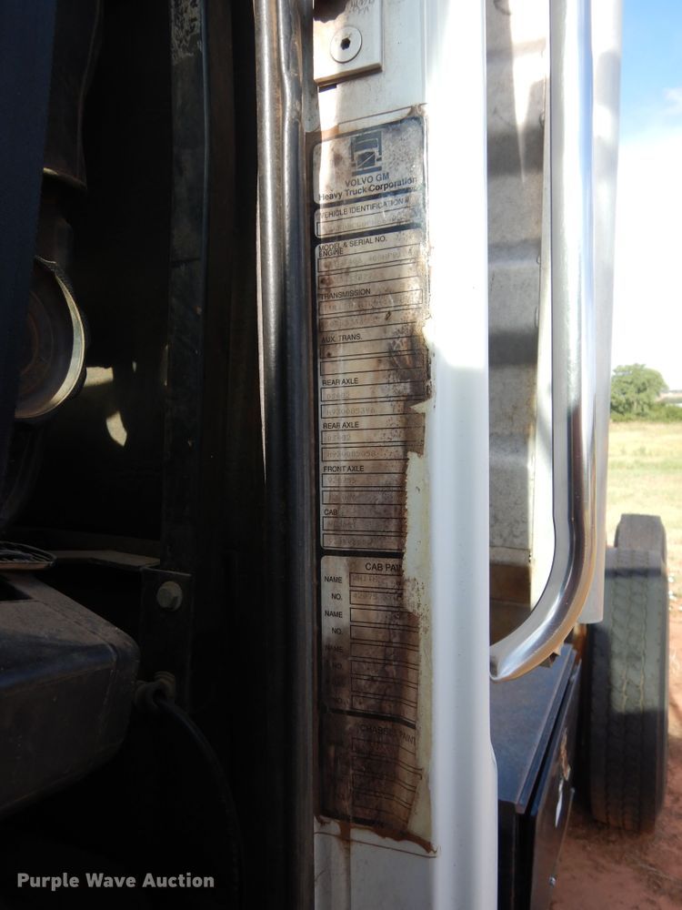 image for item HS9686 1993 White GMC WCM  semi truck