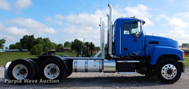 image for item HT9272 2012 Mack CHU613  semi truck