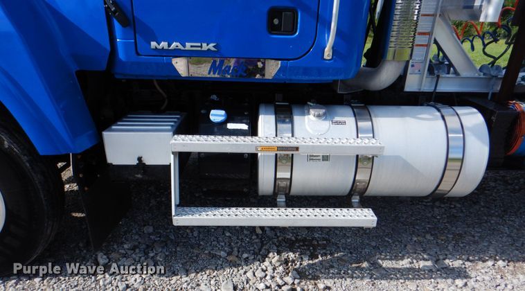 image for item HT9272 2012 Mack CHU613  semi truck