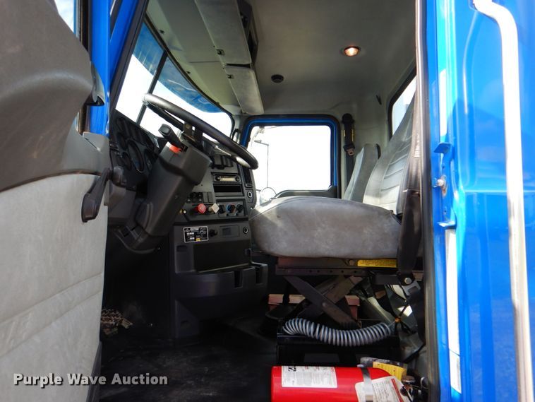 image for item HT9272 2012 Mack CHU613  semi truck