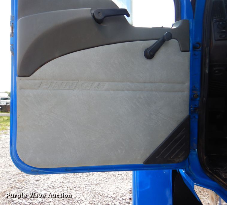 image for item HT9272 2012 Mack CHU613  semi truck