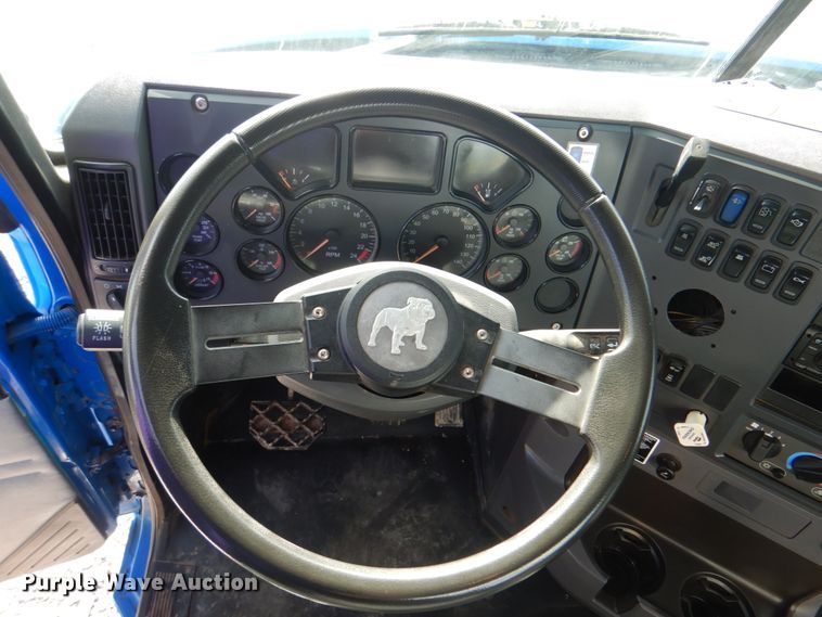 image for item HT9272 2012 Mack CHU613  semi truck