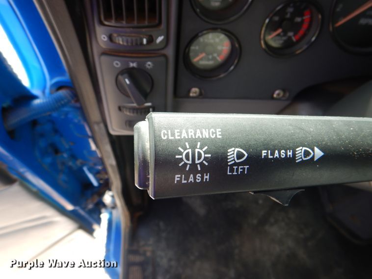 image for item HT9272 2012 Mack CHU613  semi truck