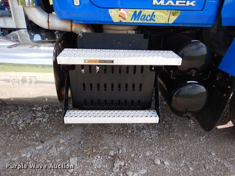 image for item HT9272 2012 Mack CHU613  semi truck