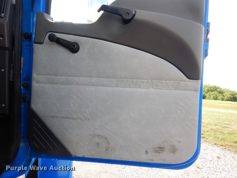 image for item HT9272 2012 Mack CHU613  semi truck