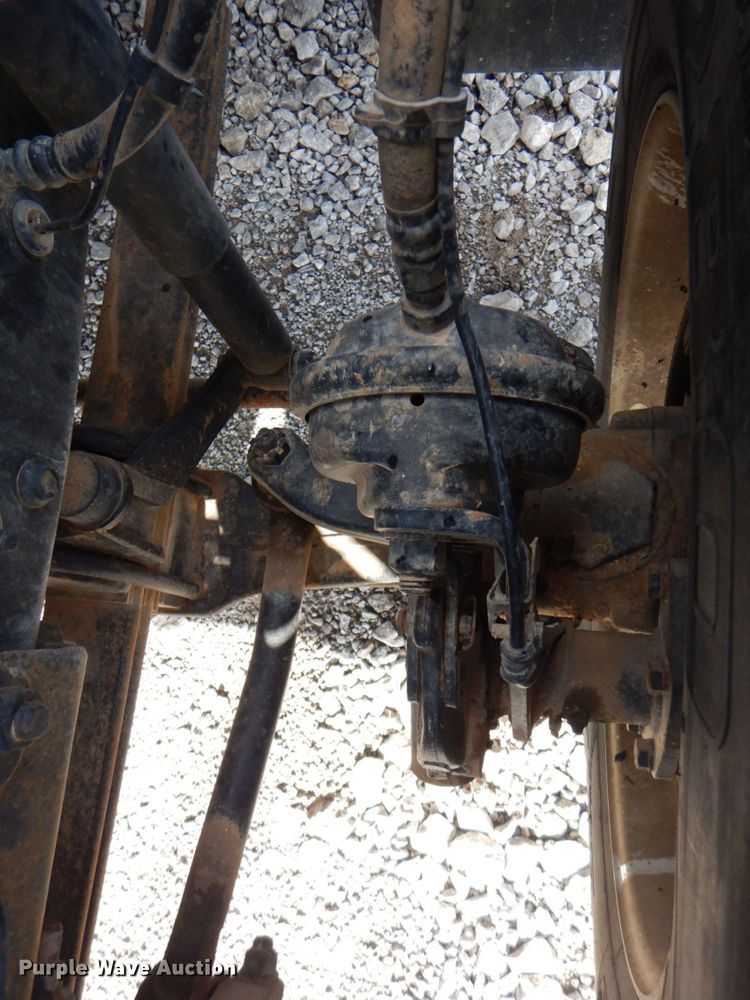 image for item HT9272 2012 Mack CHU613  semi truck