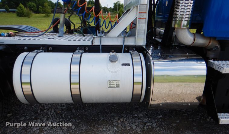 image for item HT9272 2012 Mack CHU613  semi truck