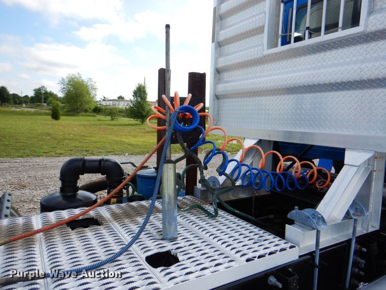 image for item HT9272 2012 Mack CHU613  semi truck