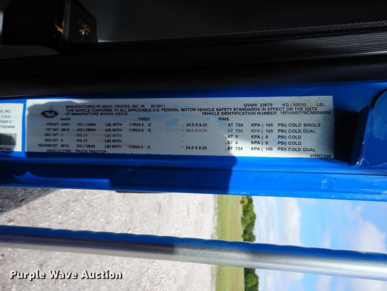 image for item HT9272 2012 Mack CHU613  semi truck