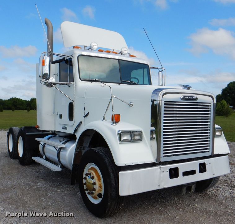 image for item HT9273 2010 Freightliner FLD120  semi truck