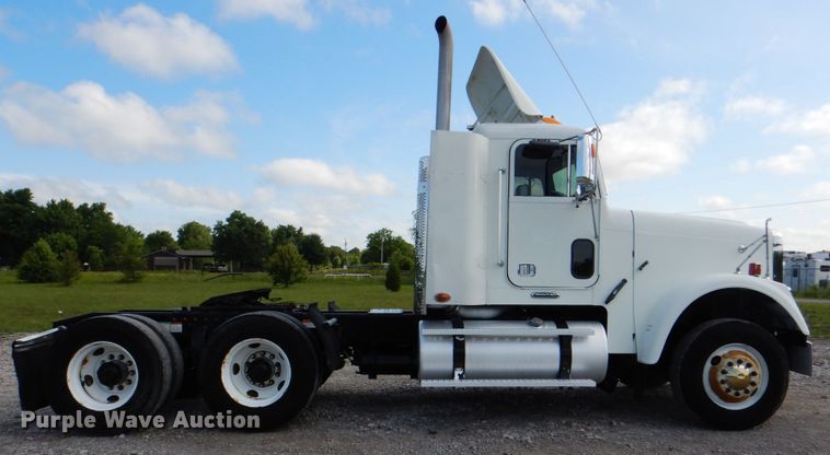 image for item HT9273 2010 Freightliner FLD120  semi truck