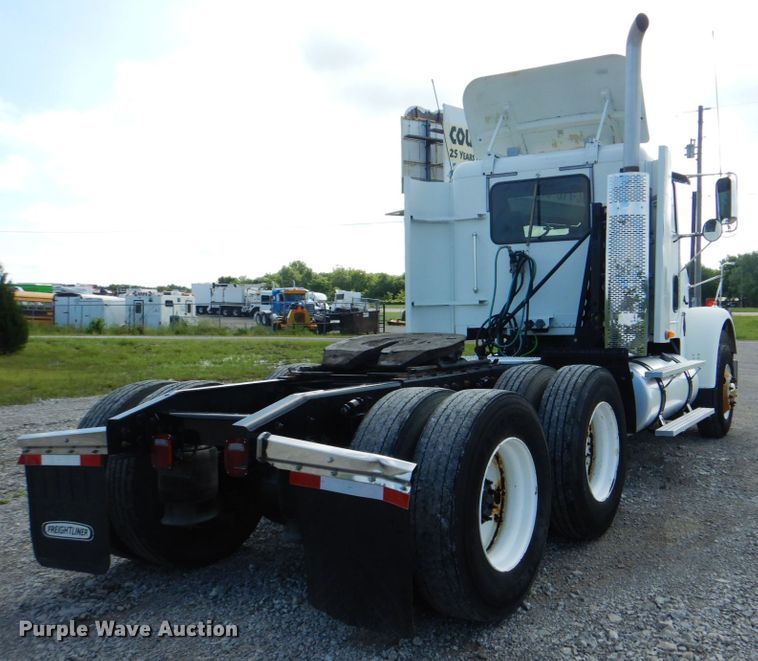 image for item HT9273 2010 Freightliner FLD120  semi truck