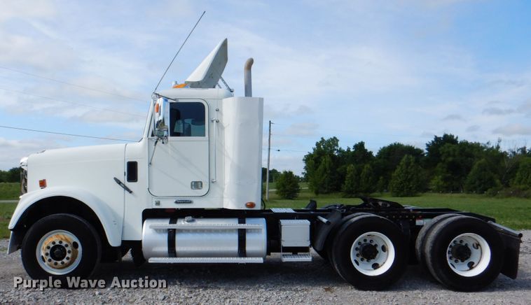 image for item HT9273 2010 Freightliner FLD120  semi truck