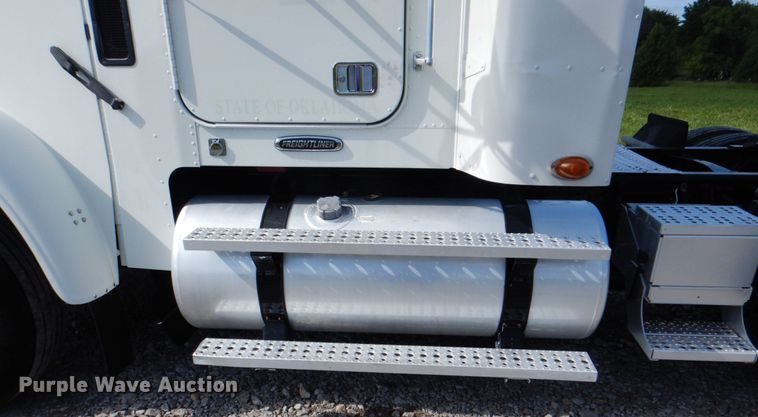 image for item HT9273 2010 Freightliner FLD120  semi truck