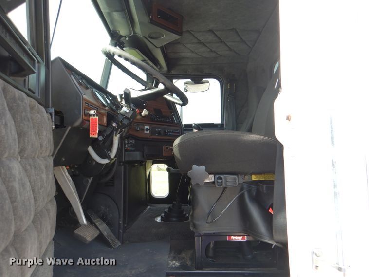 image for item HT9273 2010 Freightliner FLD120  semi truck