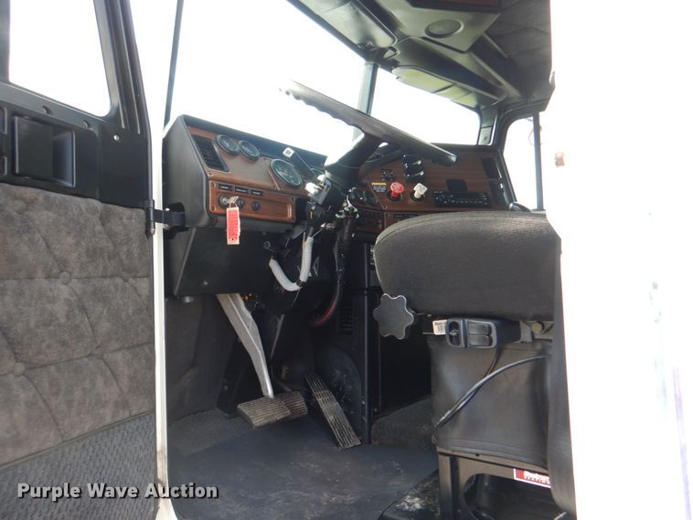 image for item HT9273 2010 Freightliner FLD120  semi truck