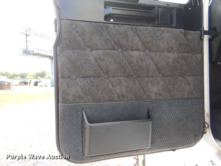 image for item HT9273 2010 Freightliner FLD120  semi truck