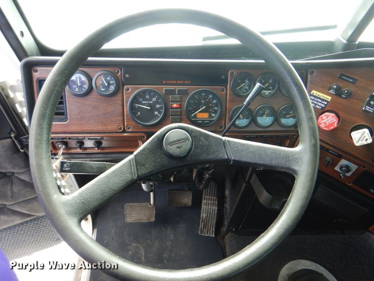 image for item HT9273 2010 Freightliner FLD120  semi truck