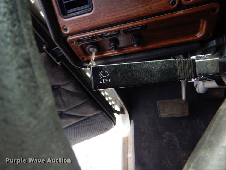 image for item HT9273 2010 Freightliner FLD120  semi truck