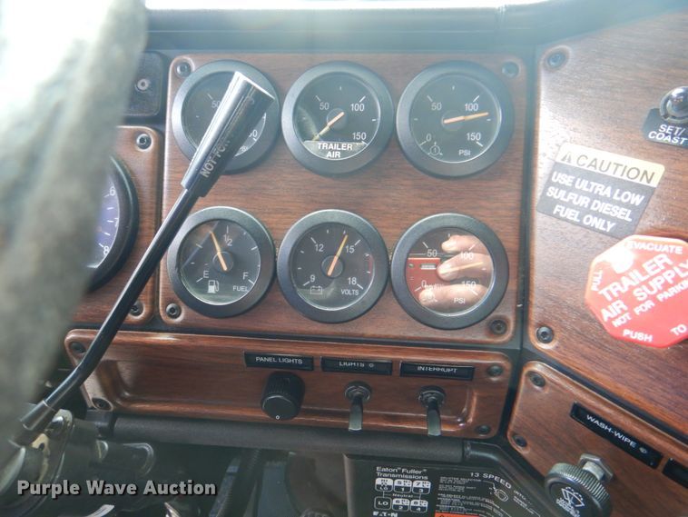 image for item HT9273 2010 Freightliner FLD120  semi truck