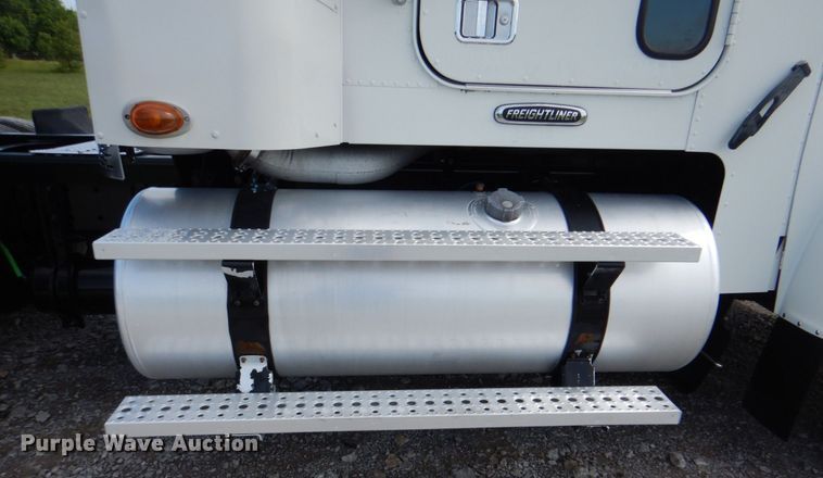 image for item HT9273 2010 Freightliner FLD120  semi truck